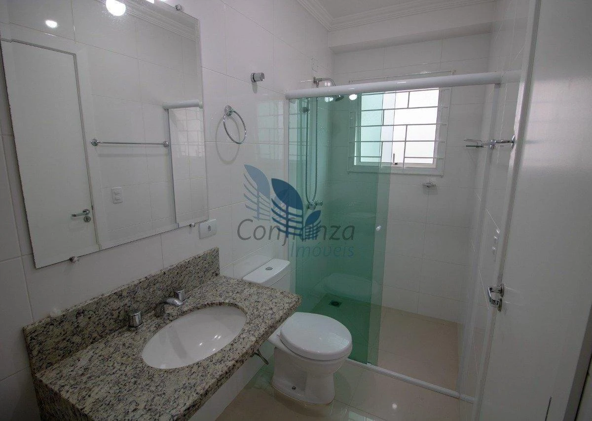 3-bedroom house with a glass-enclosed balcony in Curitiba — photo 20