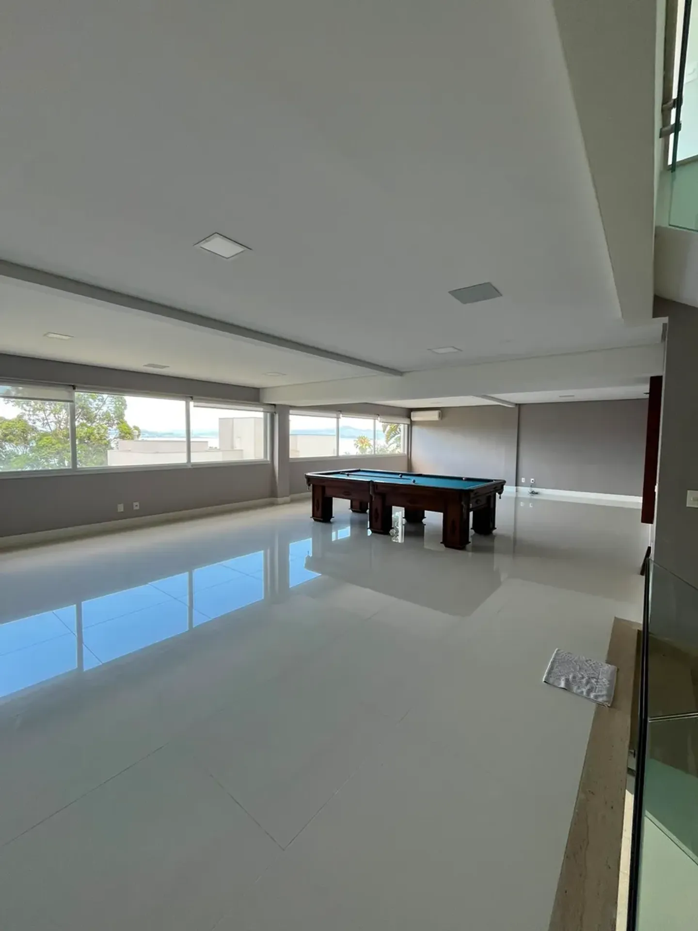 Casa de 1000 m² con vista al agua y chimenea — photo 34