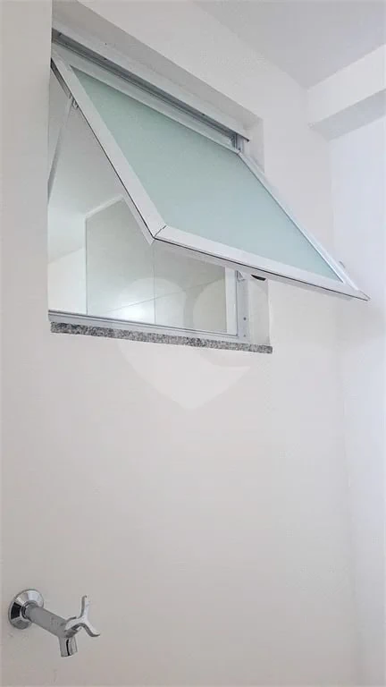 Glass-enclosed balcony in a one-bedroom apartment, 68 m² — photo 26