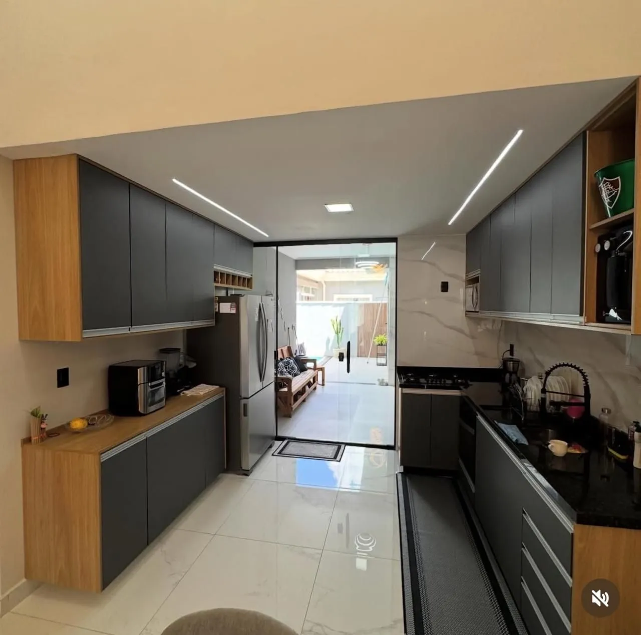 Balcony with a grill in a 3-bedroom house, 250 m² — photo 12