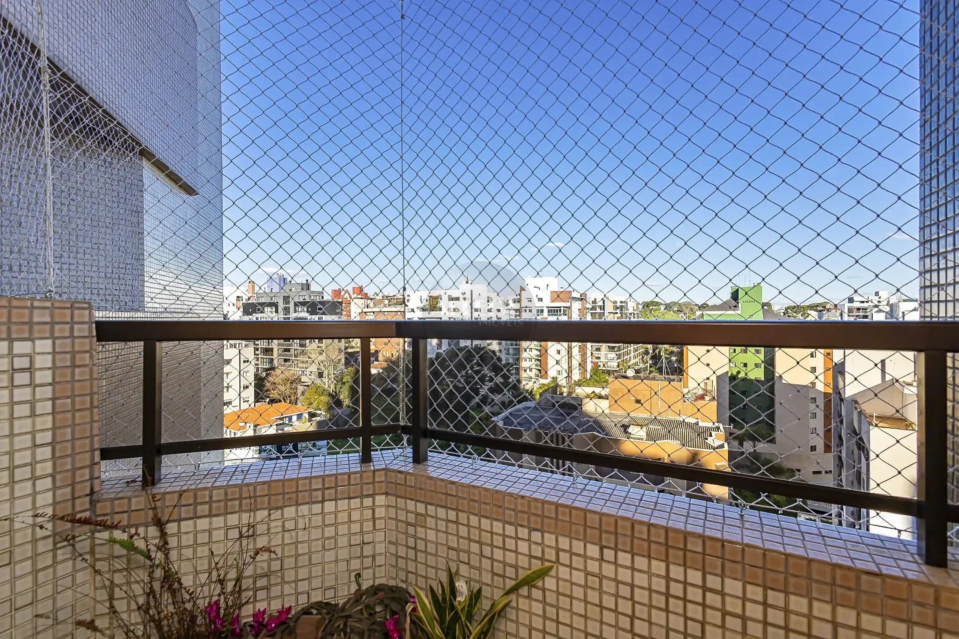 Apartamento com 4 quartos e piso de madeira na sala — photo 7