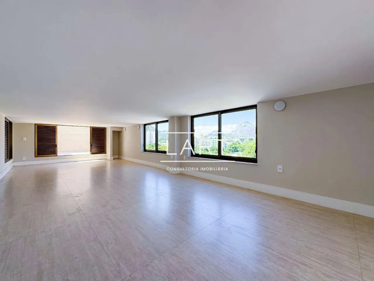 Apartamento com 4 dormitórios e varanda de vidro — photo 5