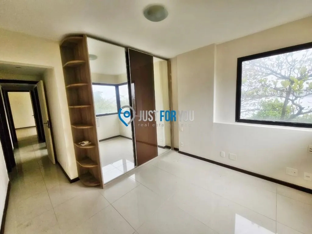 Apartamento com 3 dormitórios e varanda fechada de vidro — photo 42