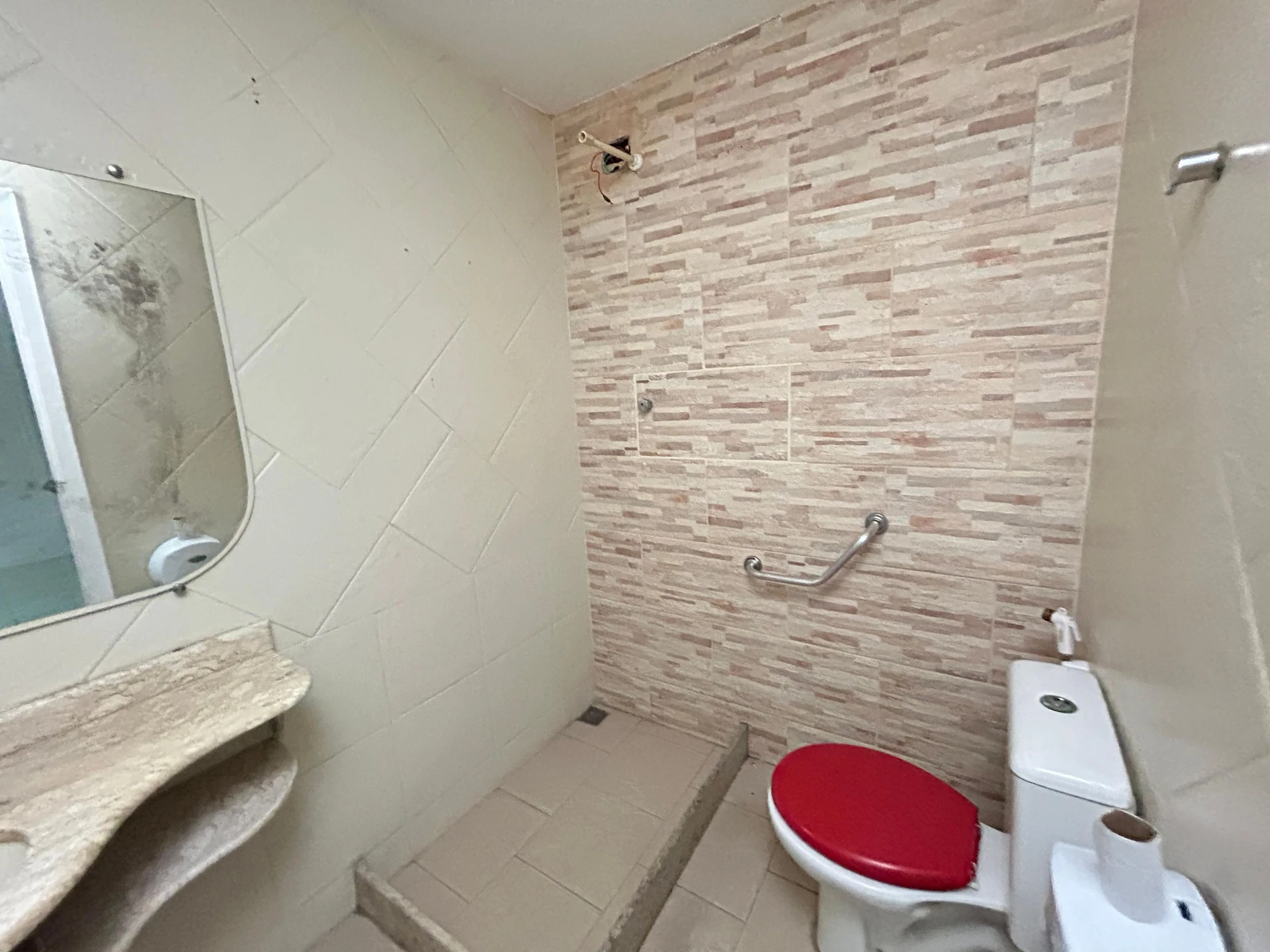 Дом с 4 спальнями и 1 ванной с кухонными шкафами — photo 4