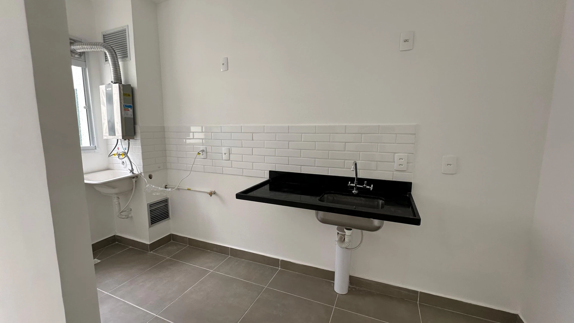 2-bedroom apartment with separate kitchen and pets allowed — photo 11