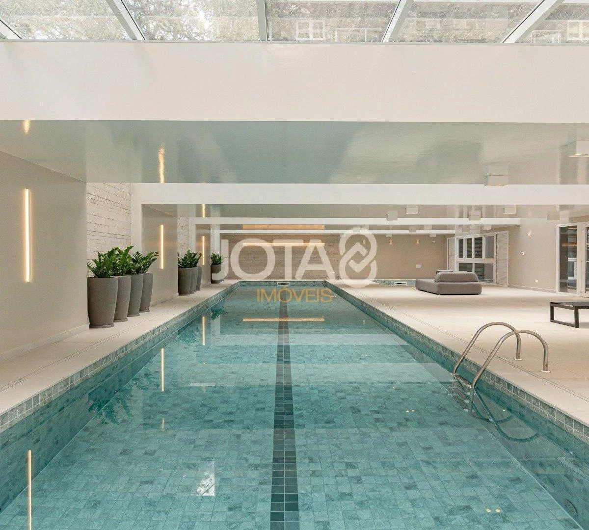 Floor-to-ceiling windows in a 3-bedroom apartment, 194 m² — photo 17