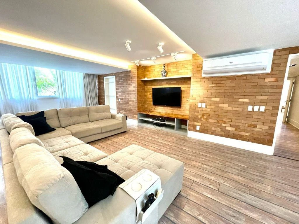 4-bedroom furnished apartment with 3 parking spots