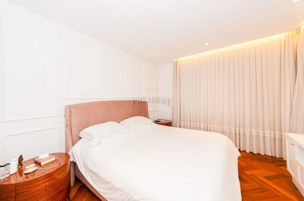 266 m² apartment with a walk-in closet and a bathtub — photo 14