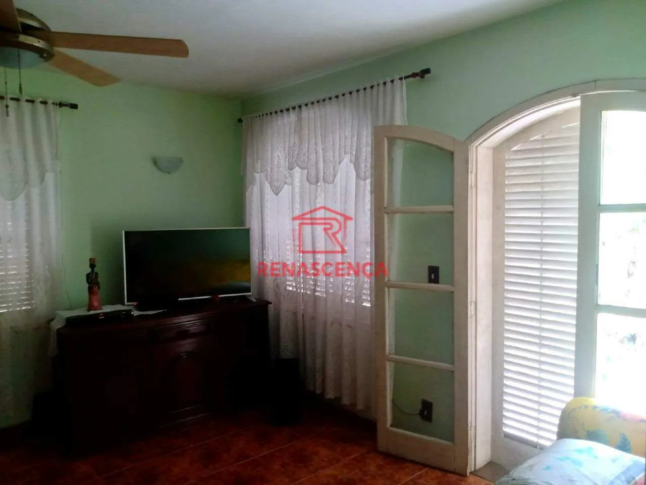4-bedroom house with 1 en-suite and 300 m² plus pool — photo 6
