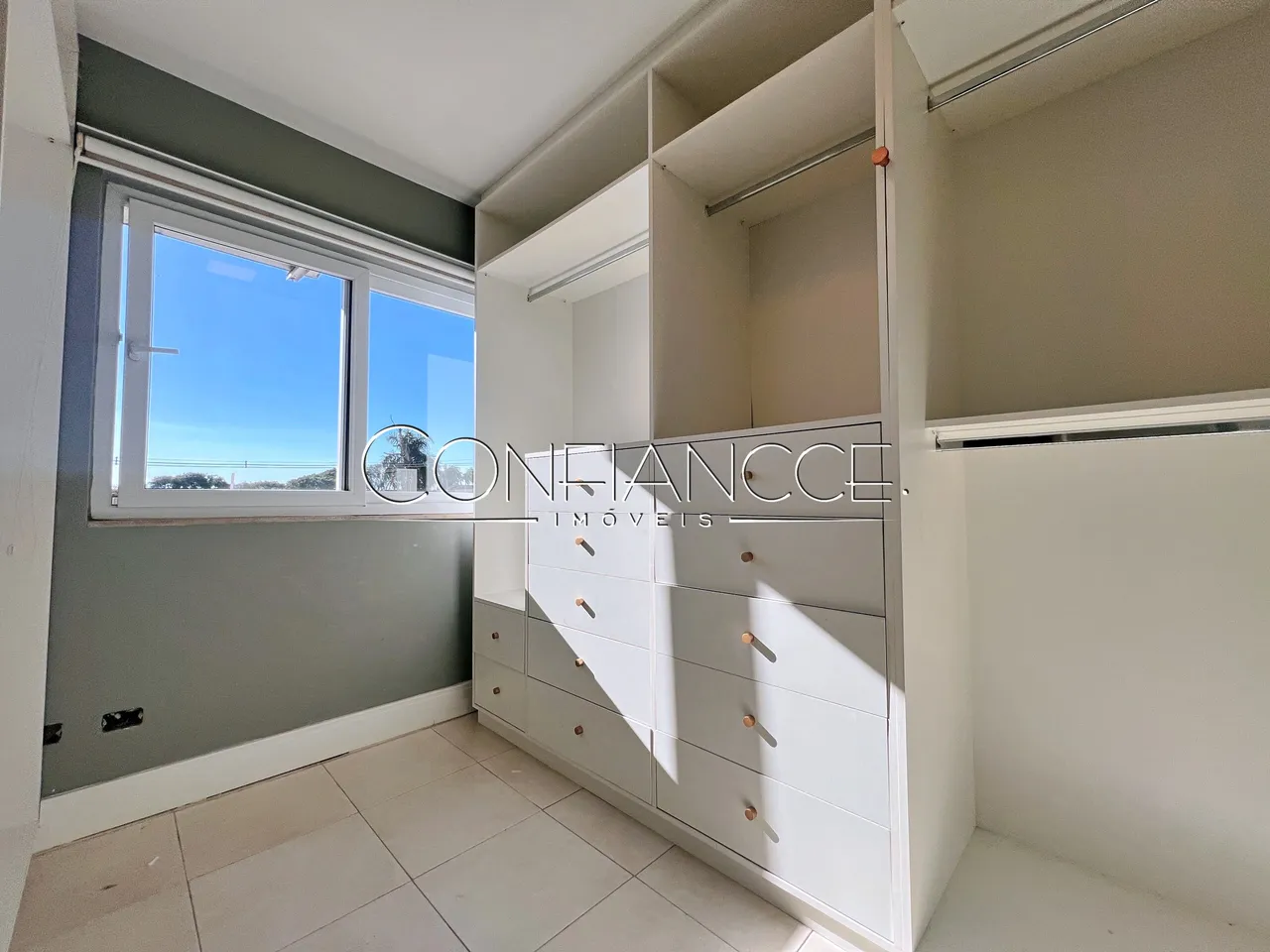 House with open-plan kitchen and 5 bedrooms and 5 baths — photo 12