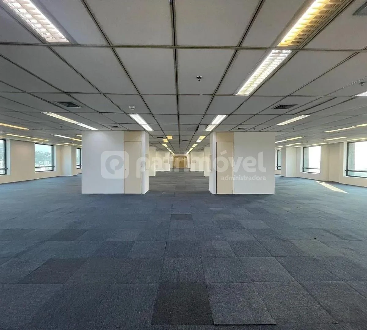 Apartamento de 957 m² com janelas do chão ao teto e vista — photo 15