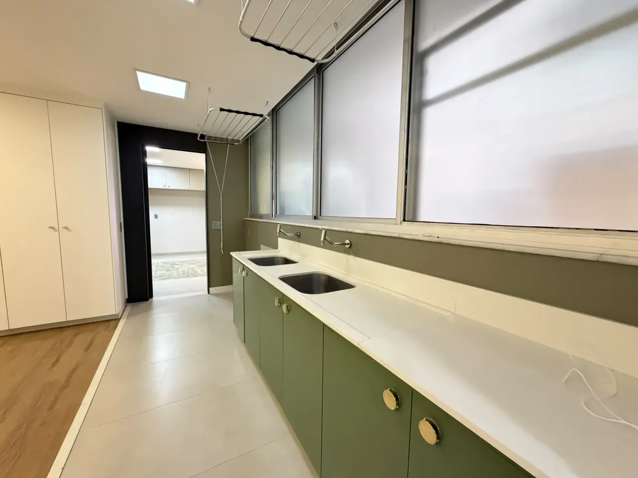 Apartamento de 465 m² com vista para a água e banheira — photo 22