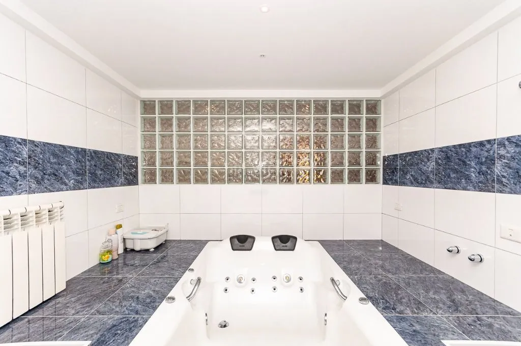 Furnished house with 4 bedrooms across 1167 m² and 8 spots — photo 18
