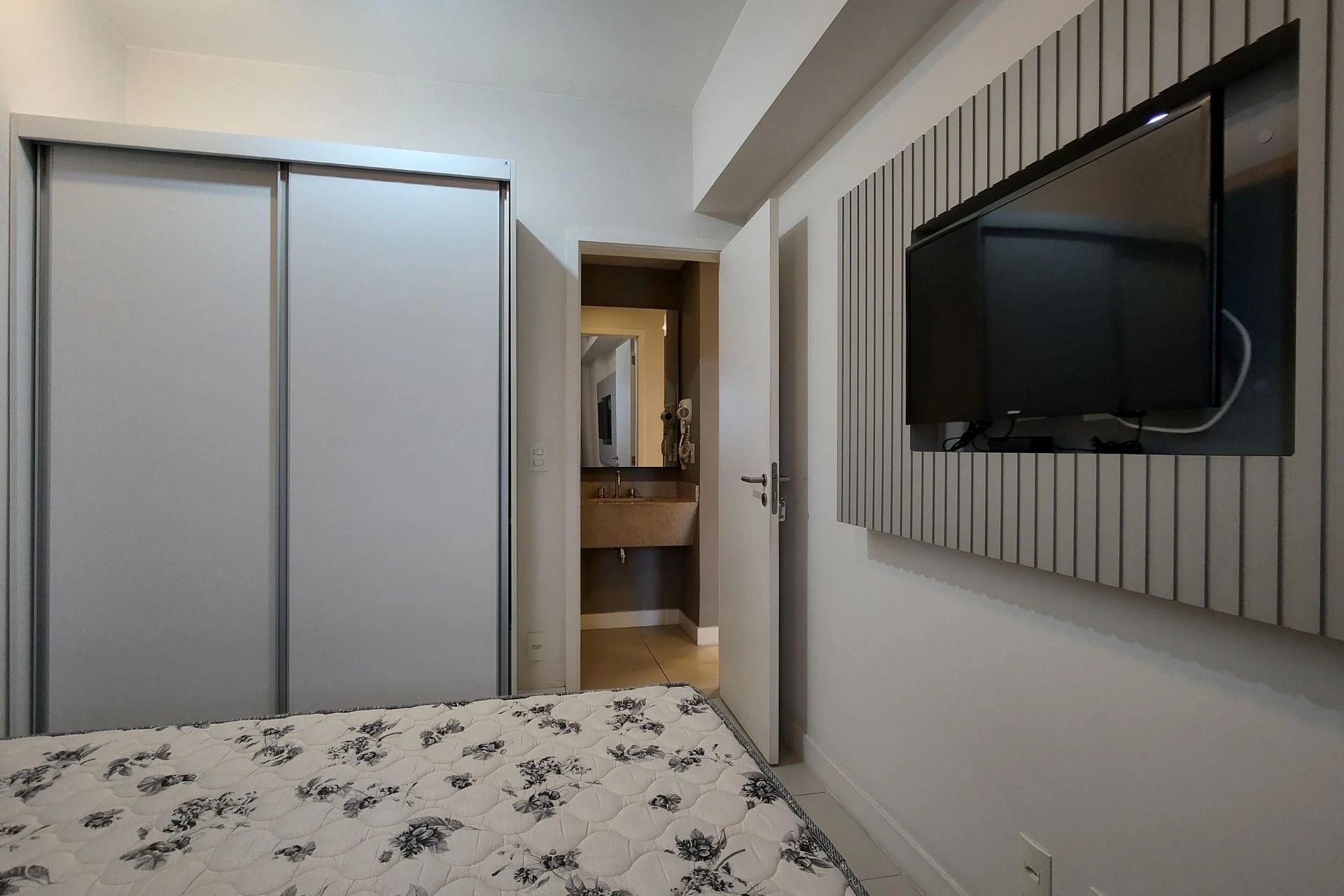 Furnished 1-bedroom apartment with an open-plan kitchen — photo 16