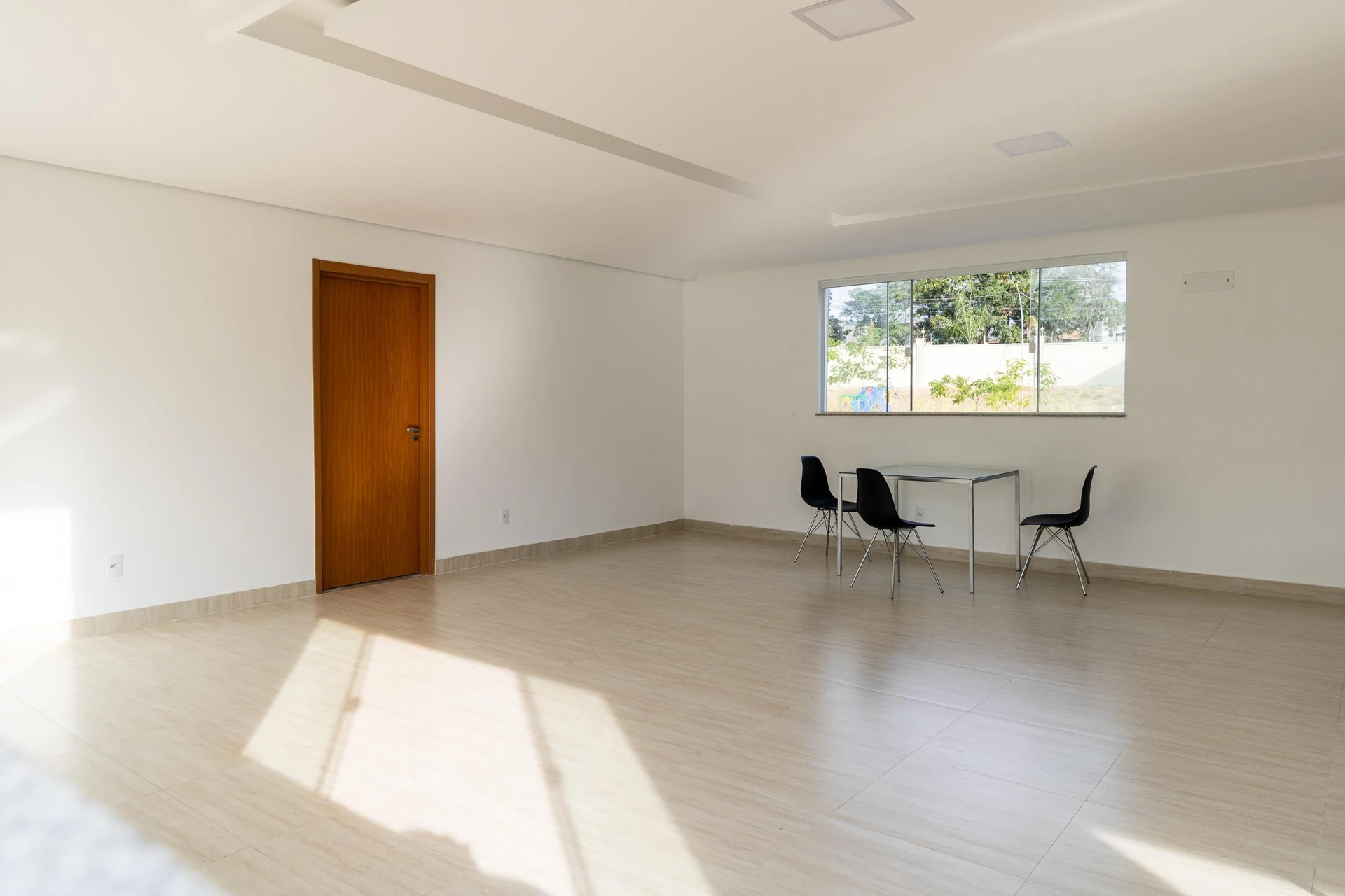2-bedroom apartment in a building with a gym — photo 14