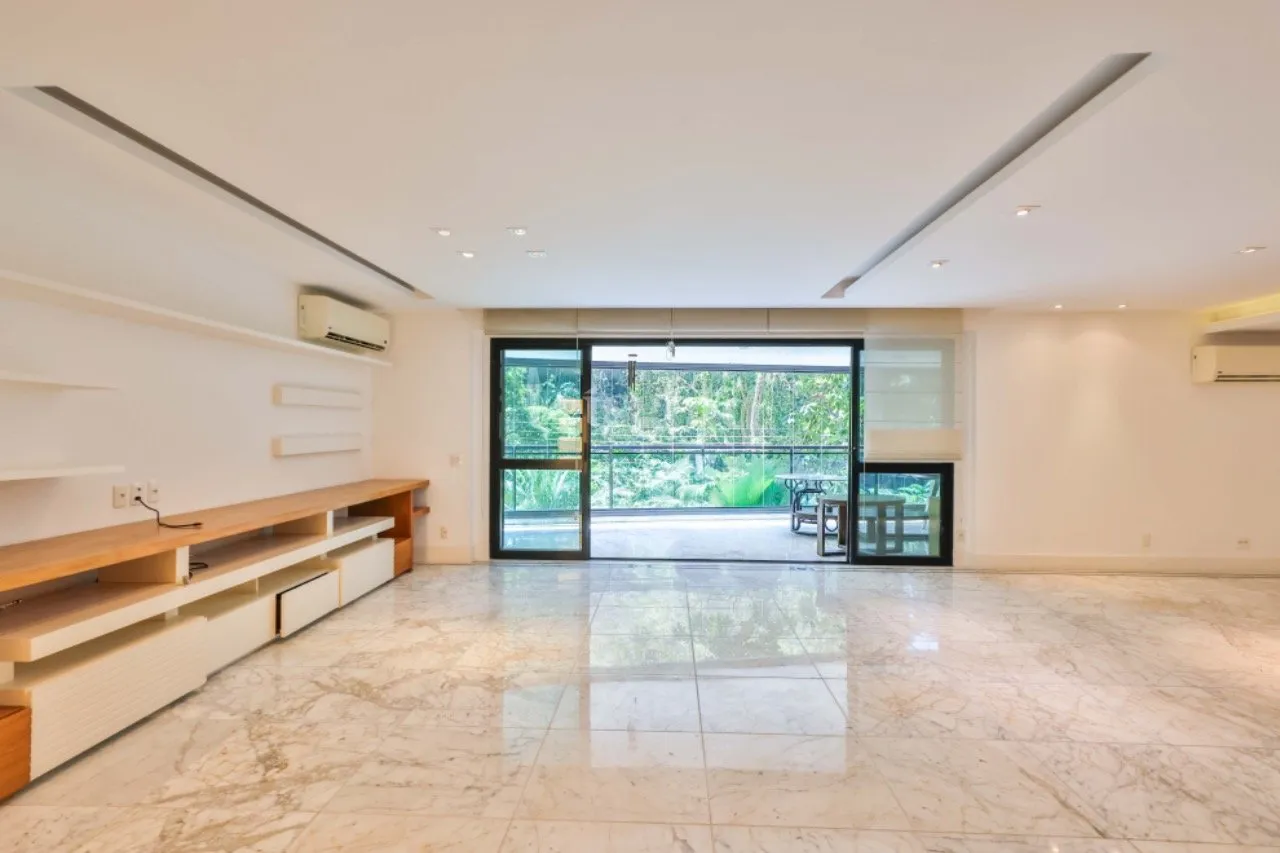 Floor-to-ceiling windows in a 2-bedroom apartment, 230 m² — photo 7