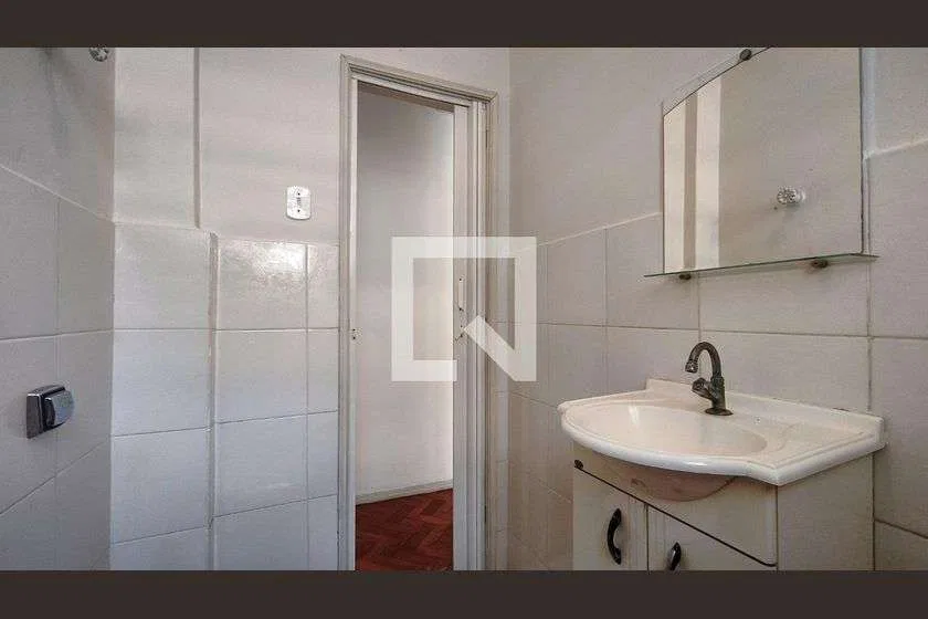 One-bedroom apartment with wood or laminate floors — photo 18