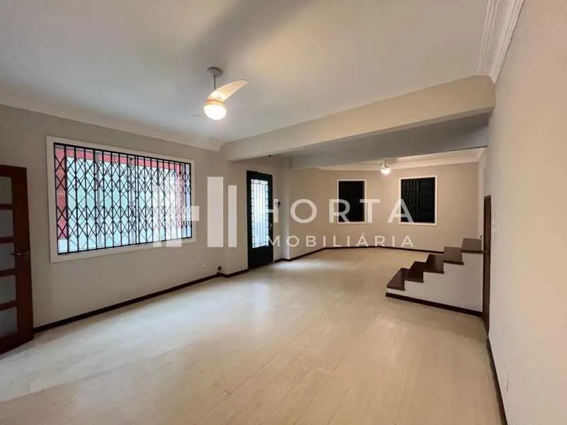 Home office in a 4-bedroom house, 206 m²