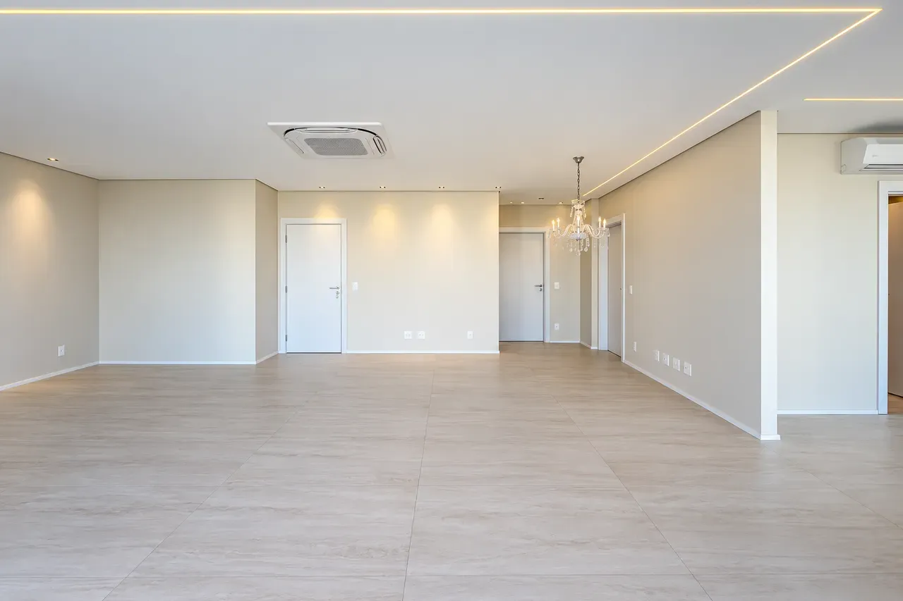 4-bedroom apartment with a water view — photo 3