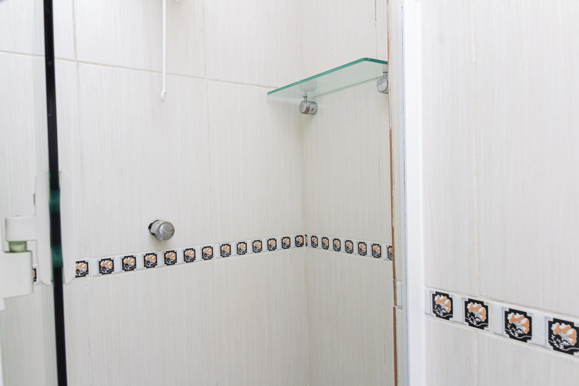 2-bedroom rental apartment with 1 bathroom and parking — photo 2
