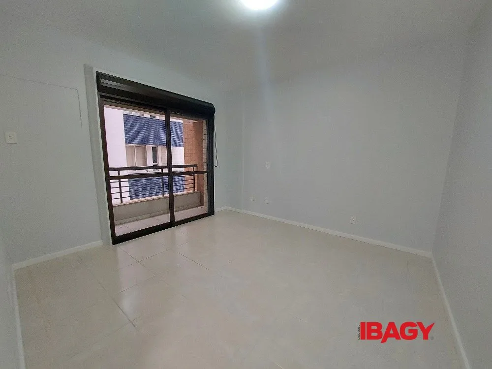 4-bedroom apartment with 2 en-suite baths and enclosed kitchen — photo 12