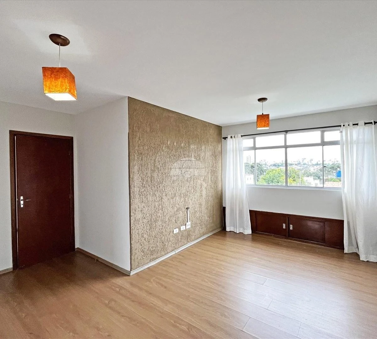 3-bedroom apartment with wood or laminate floors