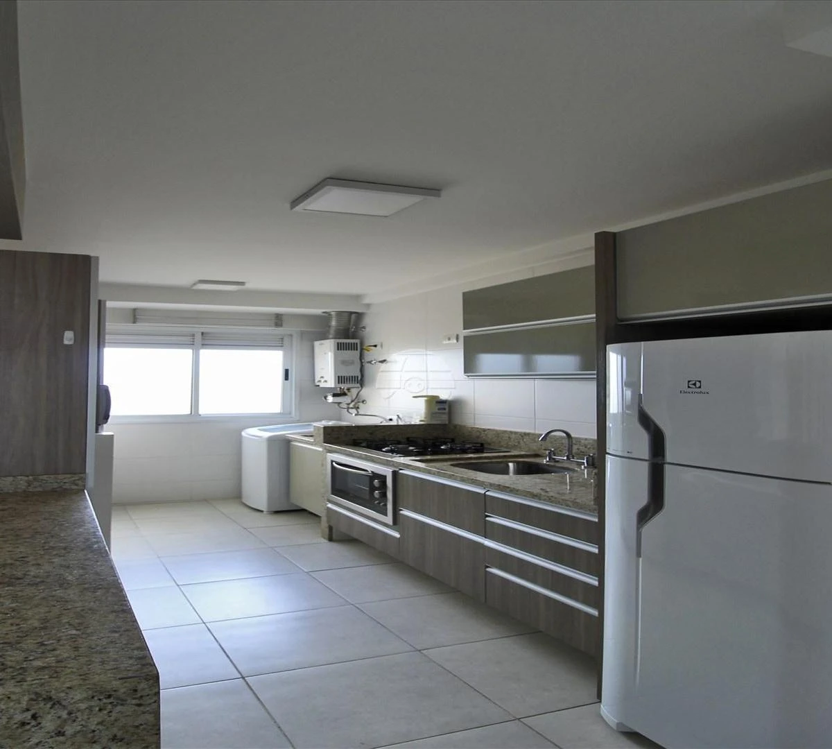 Balcony with a grill in a 2-bedroom apartment, 72 m² — photo 28