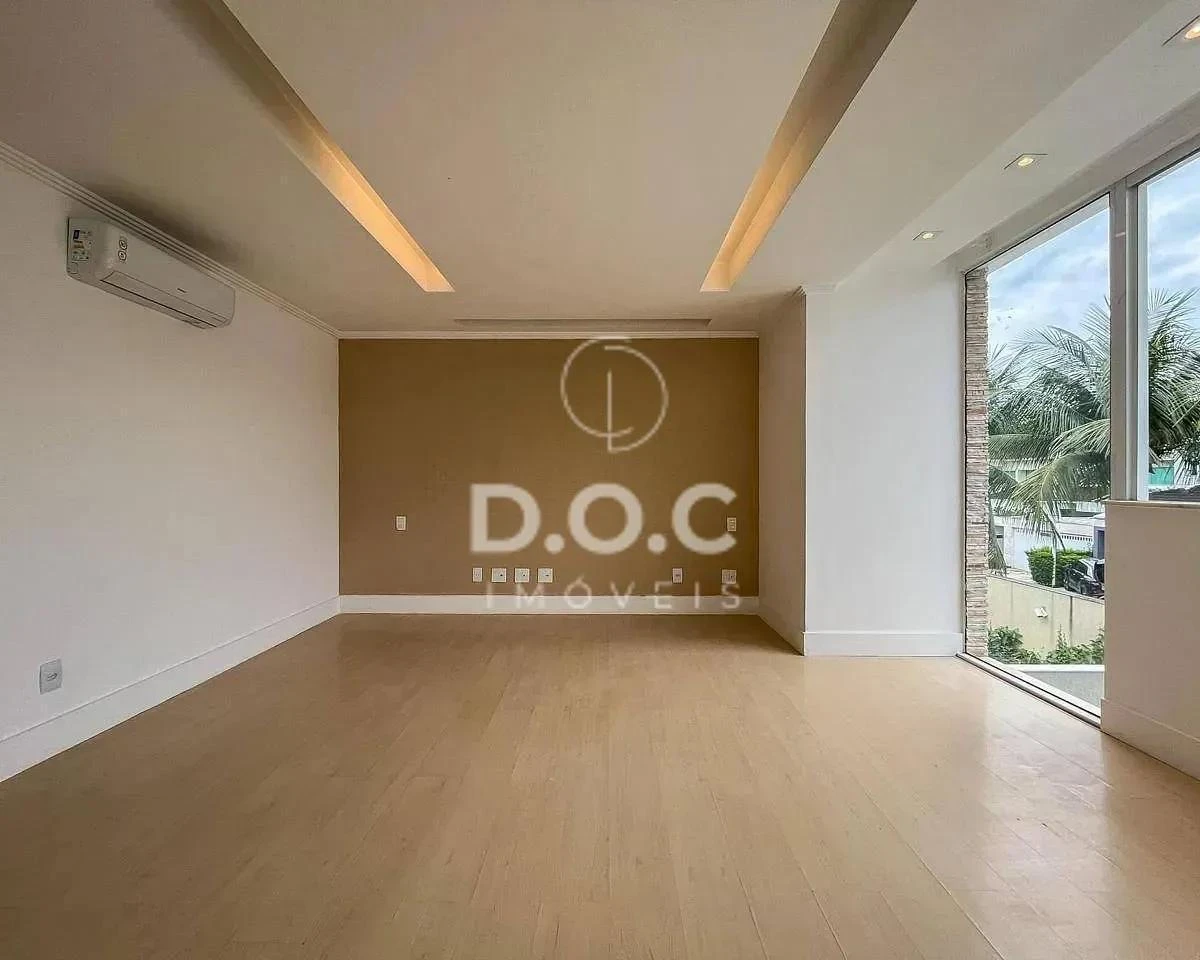 Floor-to-ceiling windows in a 5-bedroom house, 300 m² — photo 4