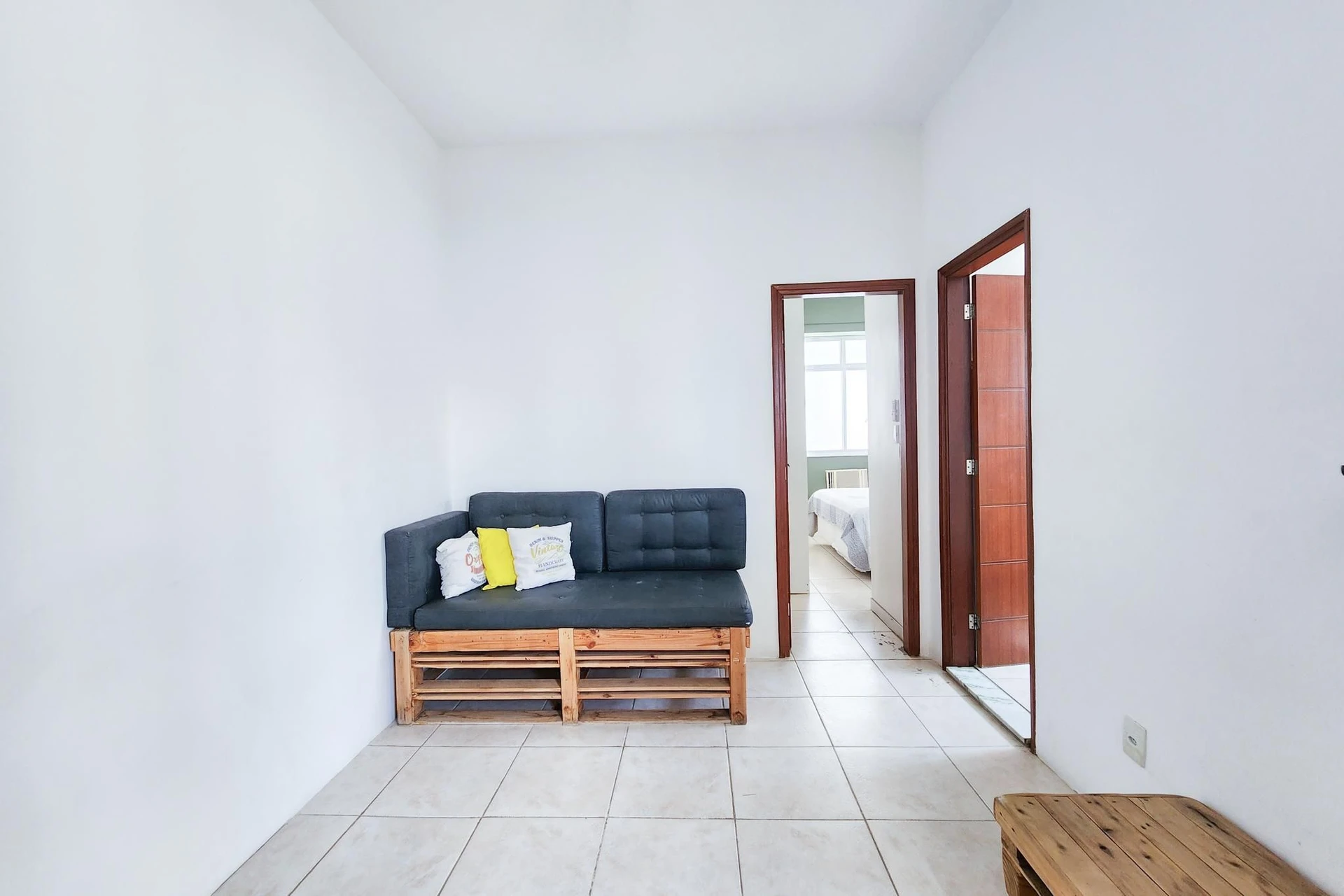 Furnished apartment with 2 bedrooms and 1 bathroom — photo 11
