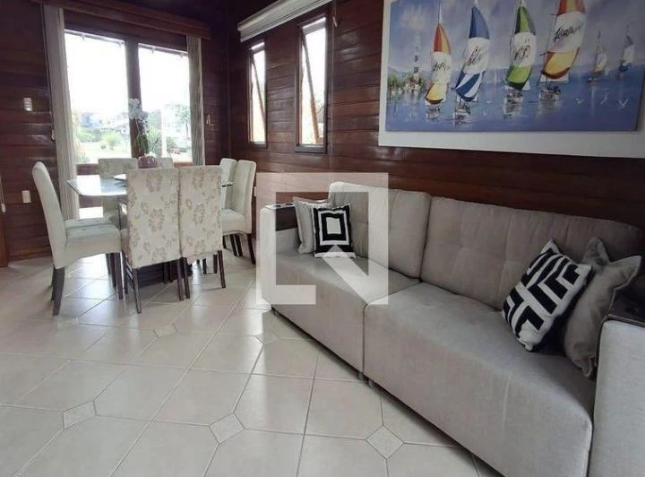 Casa para alquiler de 260 m² con 3 dormitorios y balcón