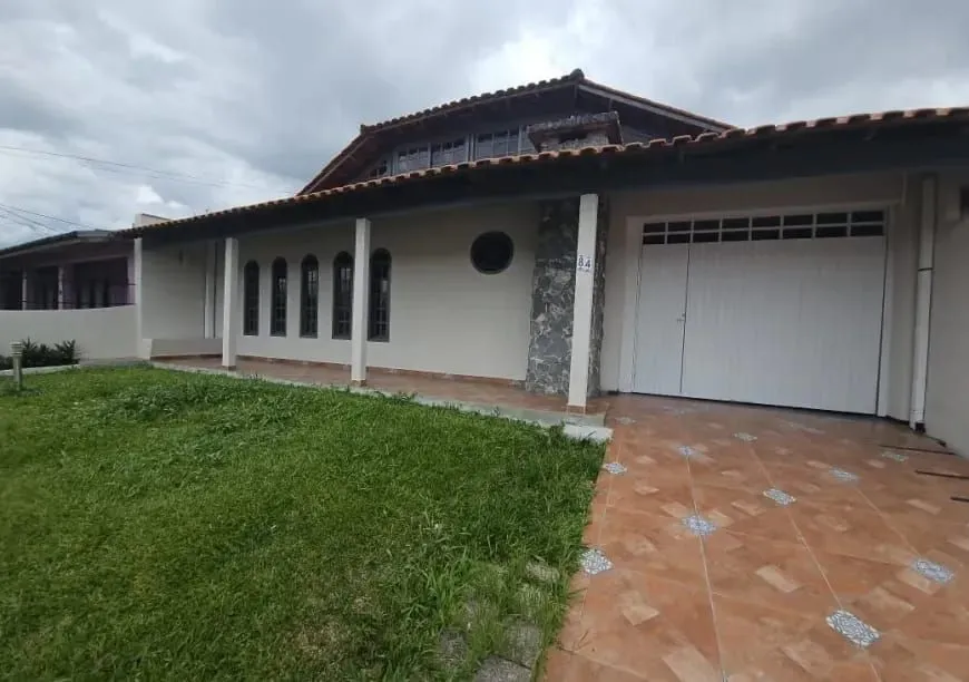 3 quartos e piso de madeira ou laminado: casa de 200 m²
