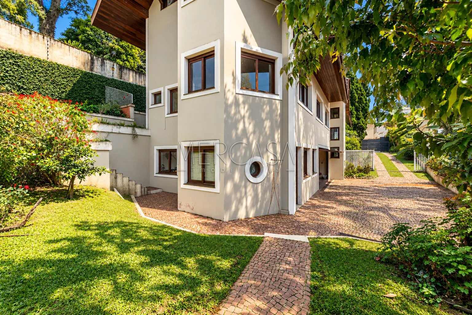 3-bedroom house with a bathtub in Curitiba — photo 42