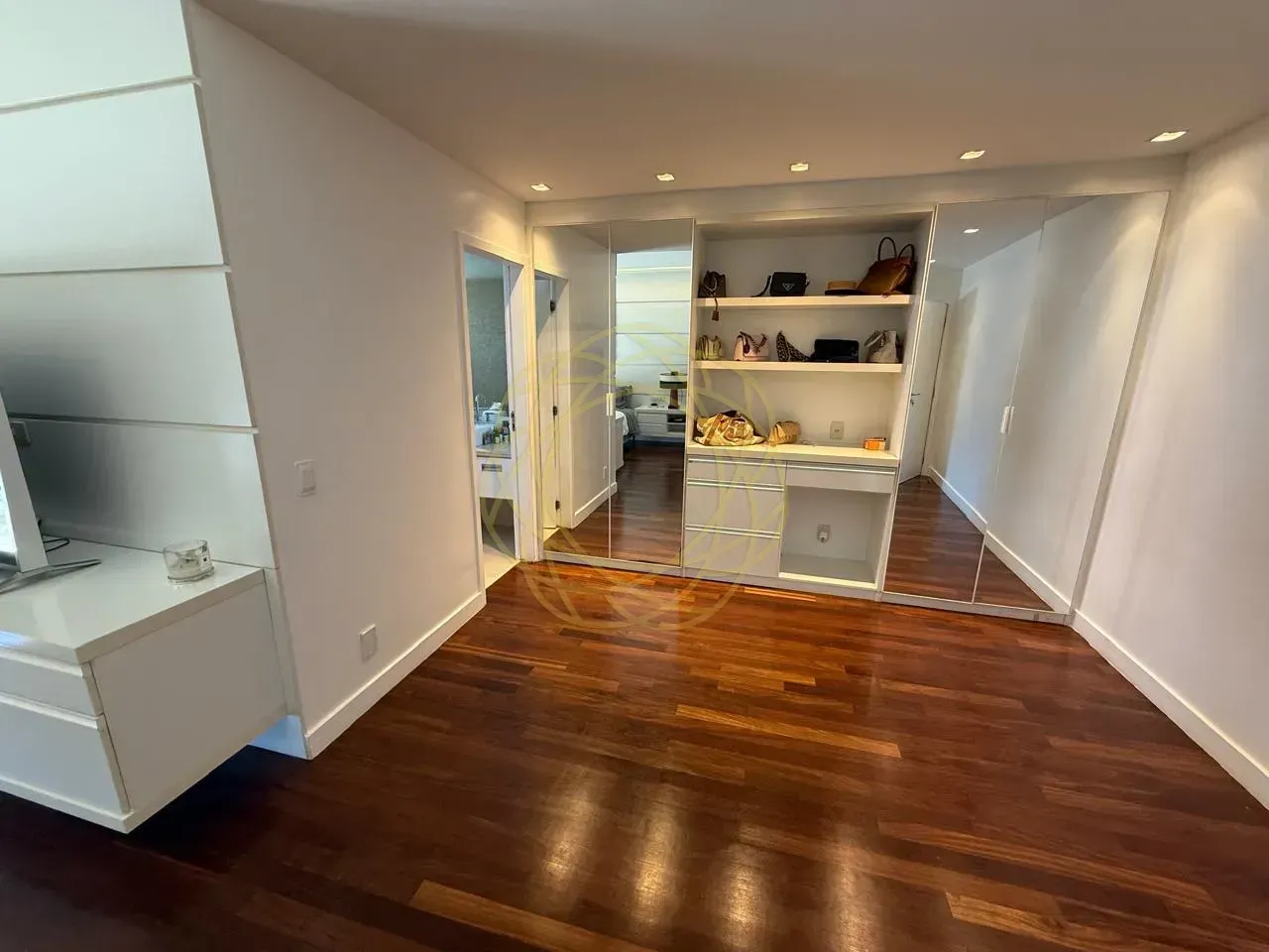 Penthouse-style apartment with 4 bedrooms and 5 baths — photo 23