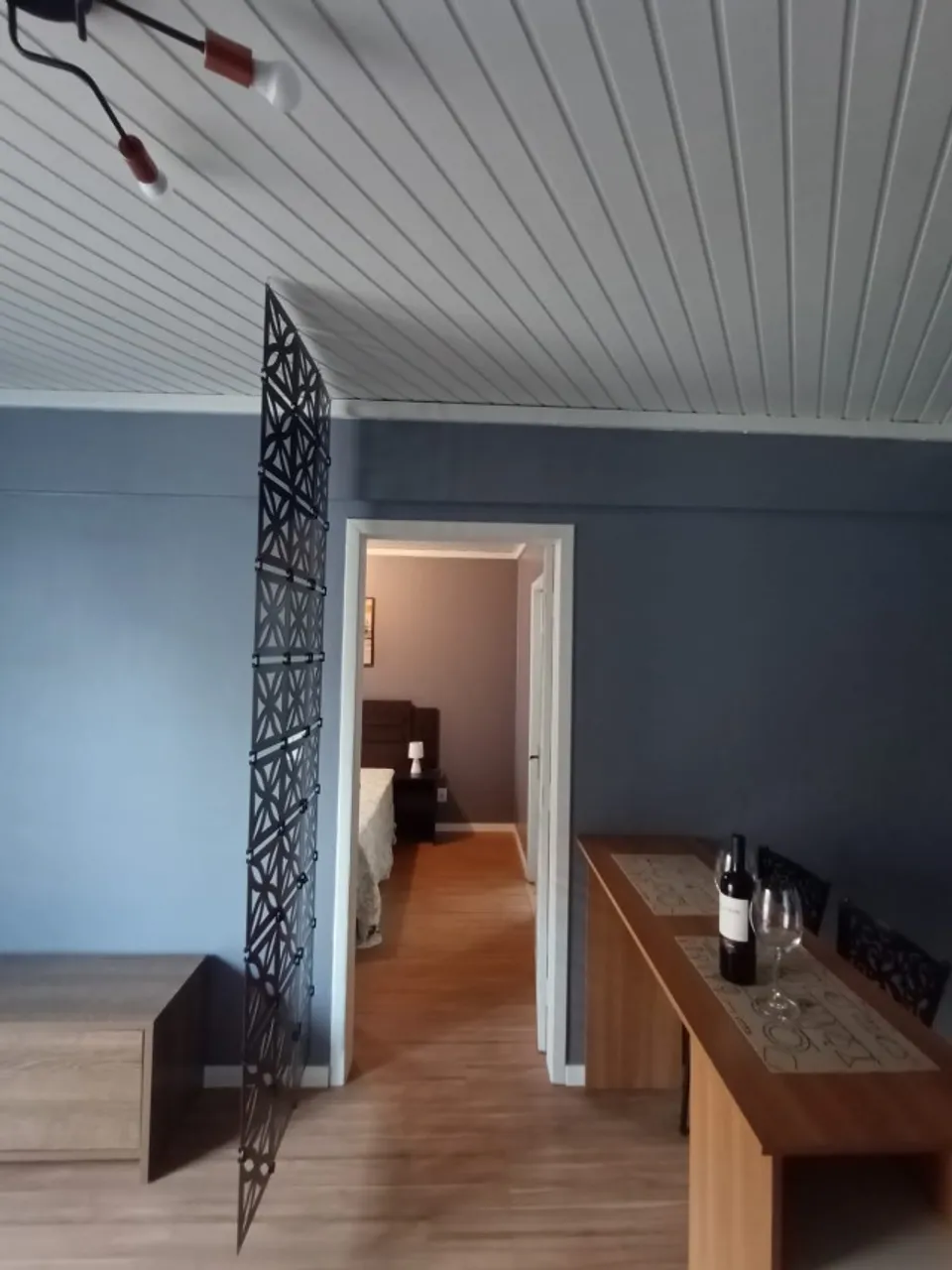 One-bedroom apartment with wood or laminate floors — photo 10