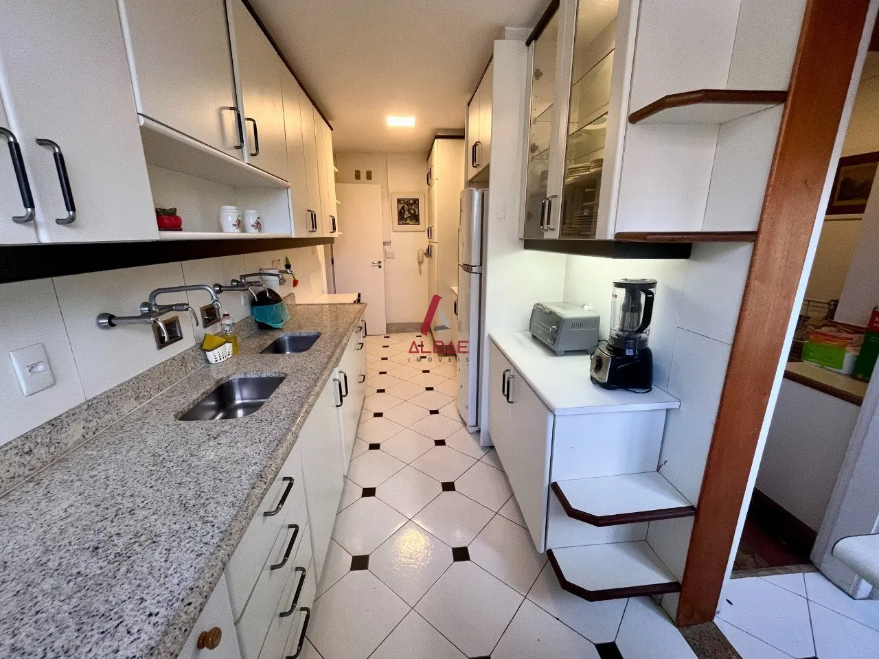 3-bedroom apartment with a balcony and 4 bathrooms — photo 23