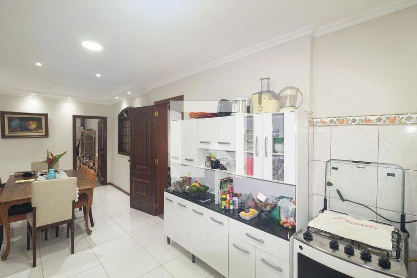 Walk-in closet in a 4-bedroom house, 250 m² — photo 7