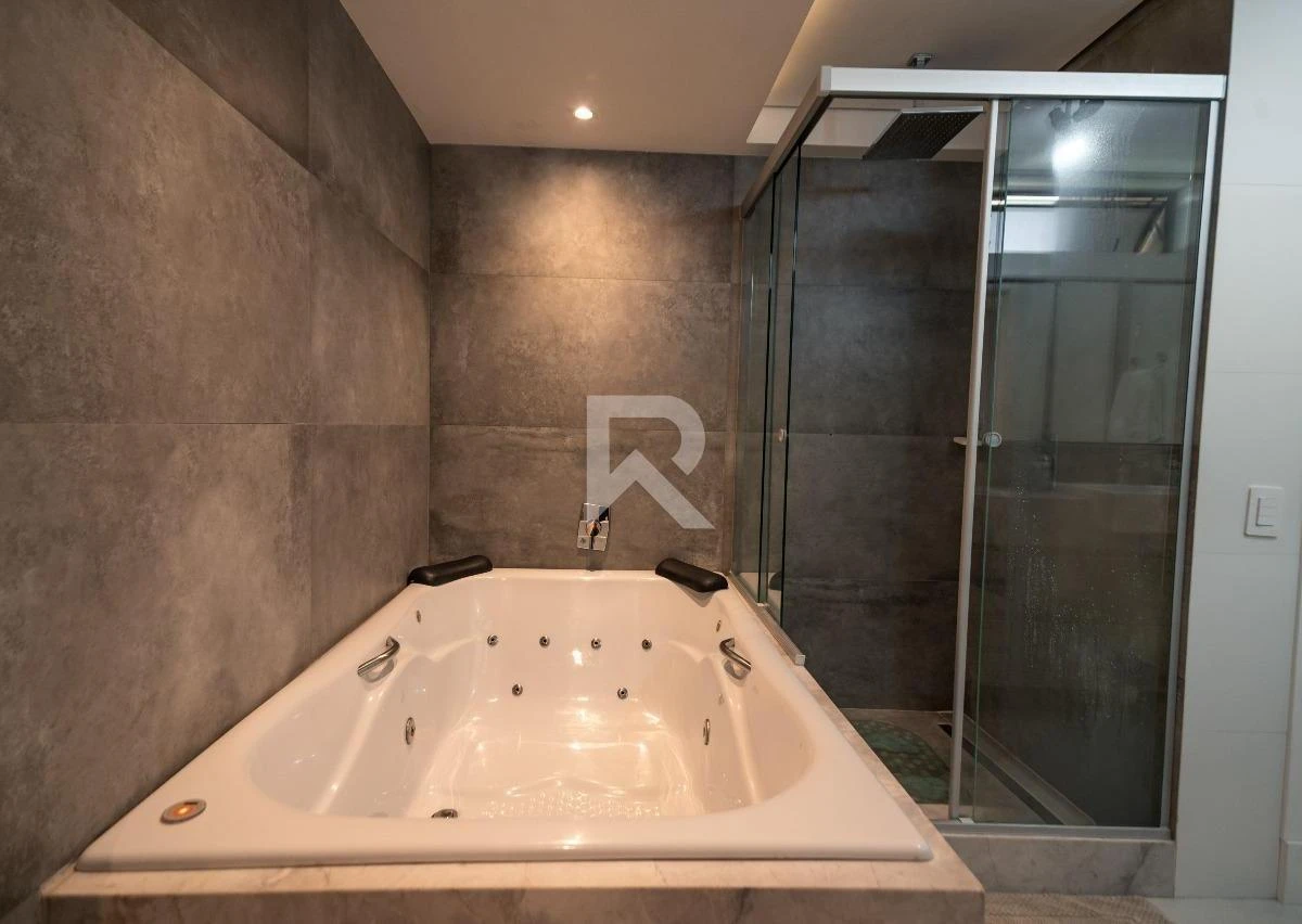 Casa con ventanales de piso a techo en Curitiba — photo 26