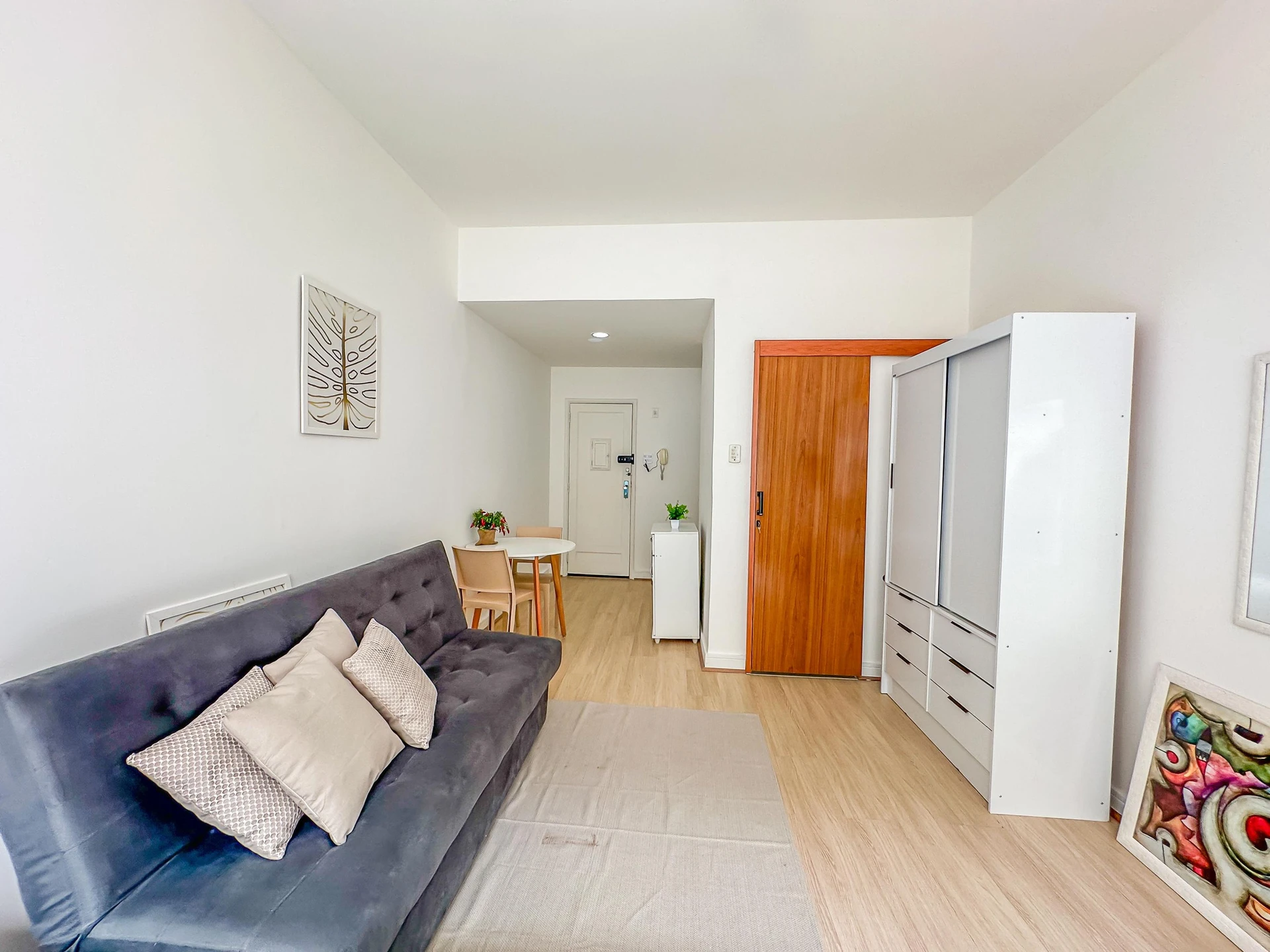 Furnished studio, 30 m², with wood or laminate floors — photo 26