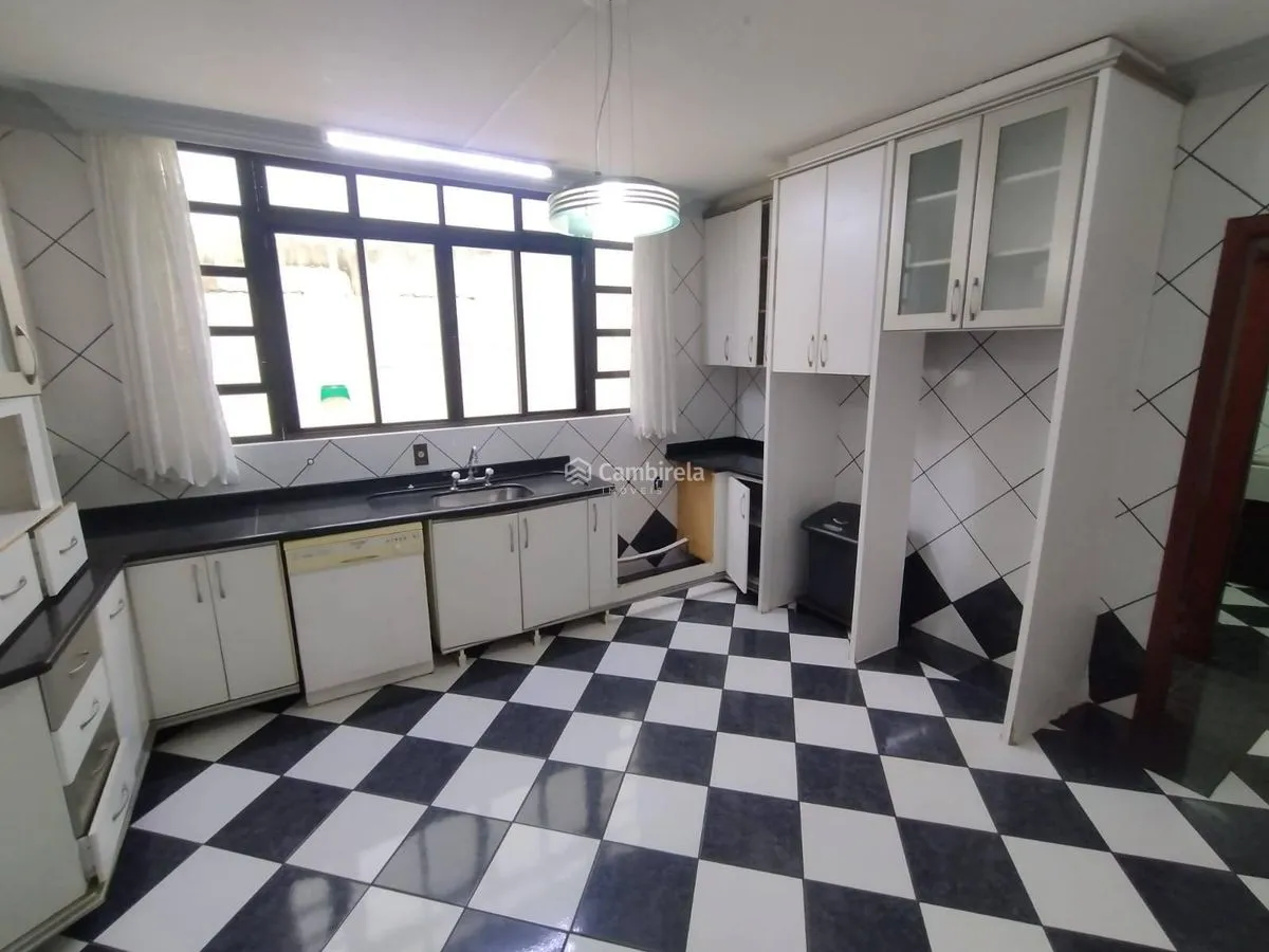 House with 4 bedrooms and 311 m² with 2 en-suites — photo 40