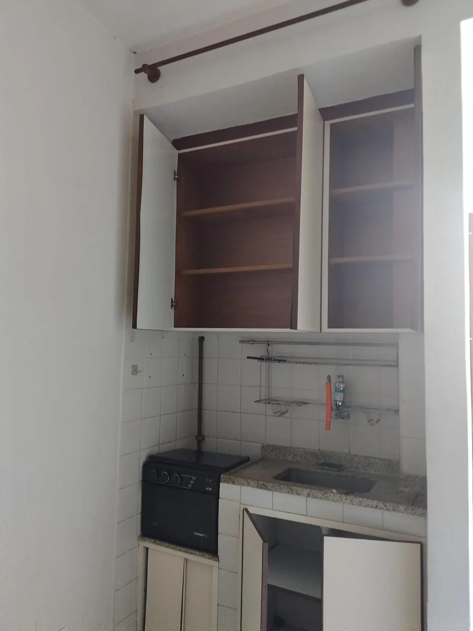 Studio with kitchenette and glass shower enclosure — photo 2