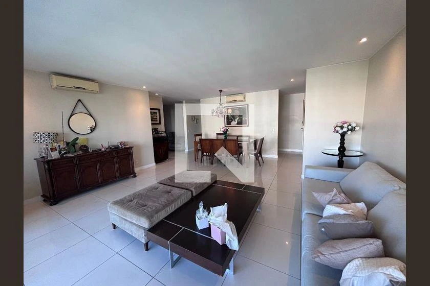 206 m² apartment with 4 en-suite bedrooms and glass balcony — photo 17