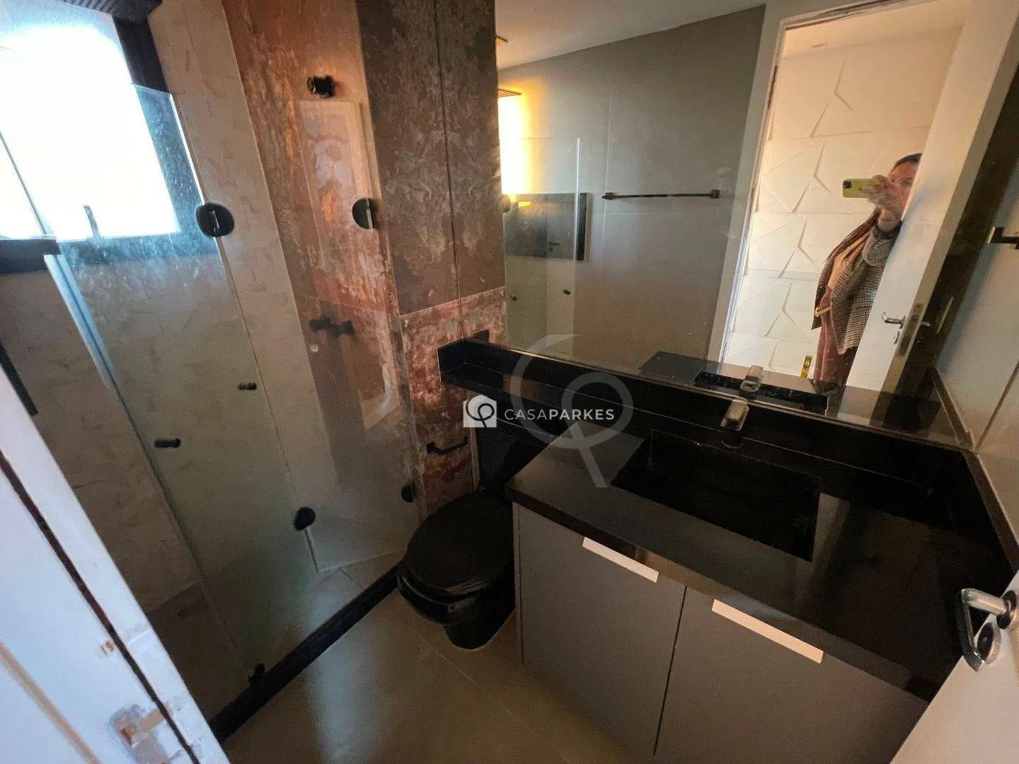 Balcony with a grill in a 3-bedroom apartment, 120 m² — photo 63