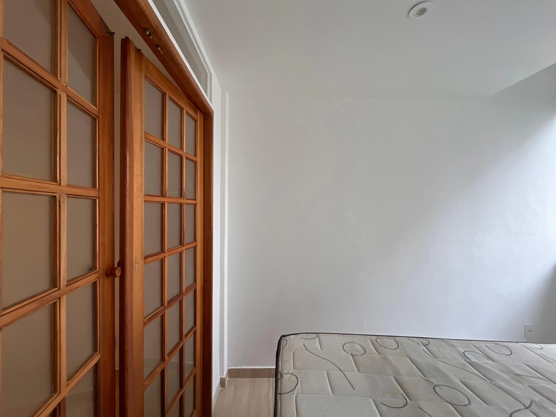 3-bedroom apartment with separate kitchen and electric stove — photo 24