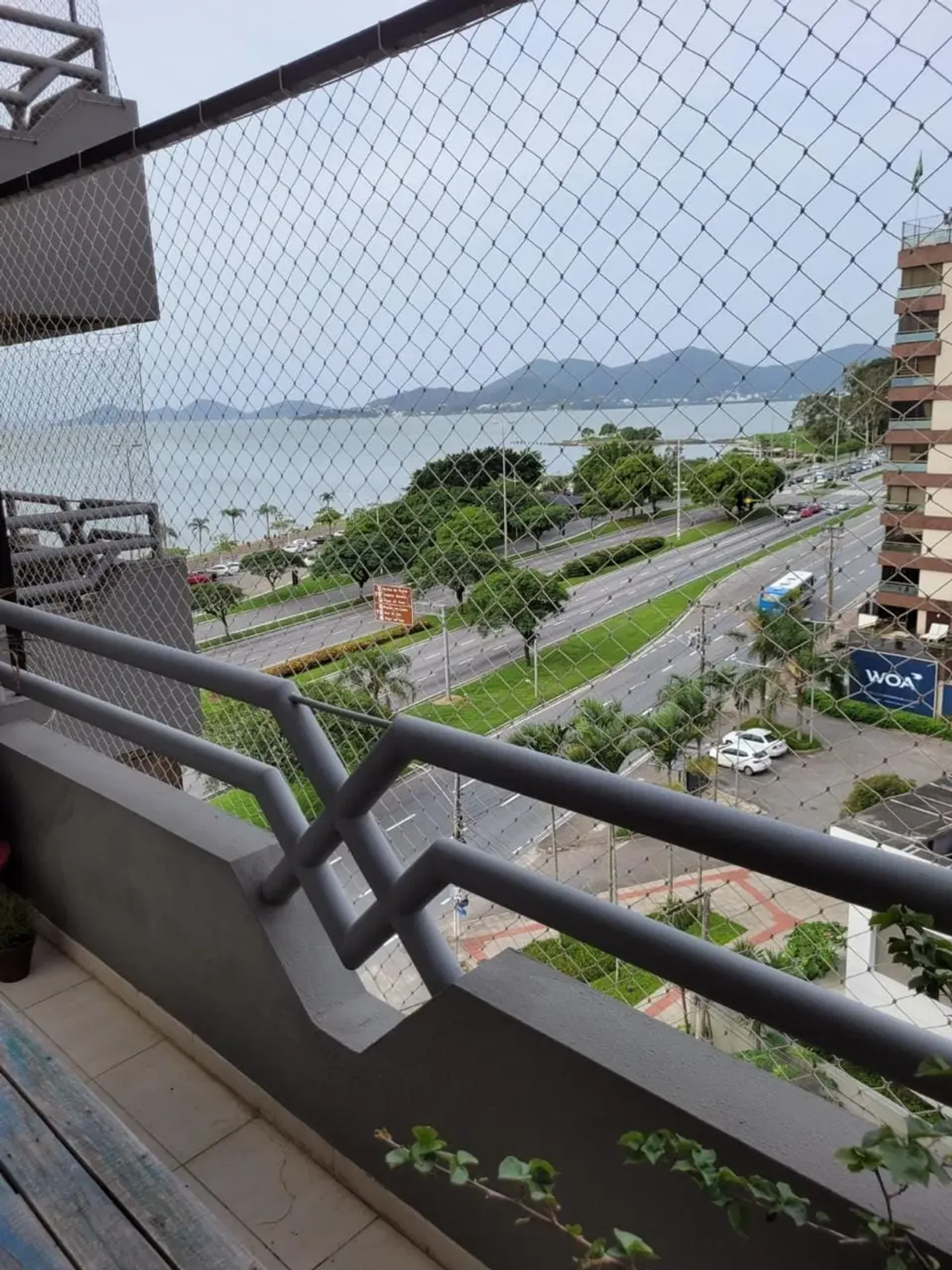 Apartamento mobiliado com 3 dormitórios e jardim privativo