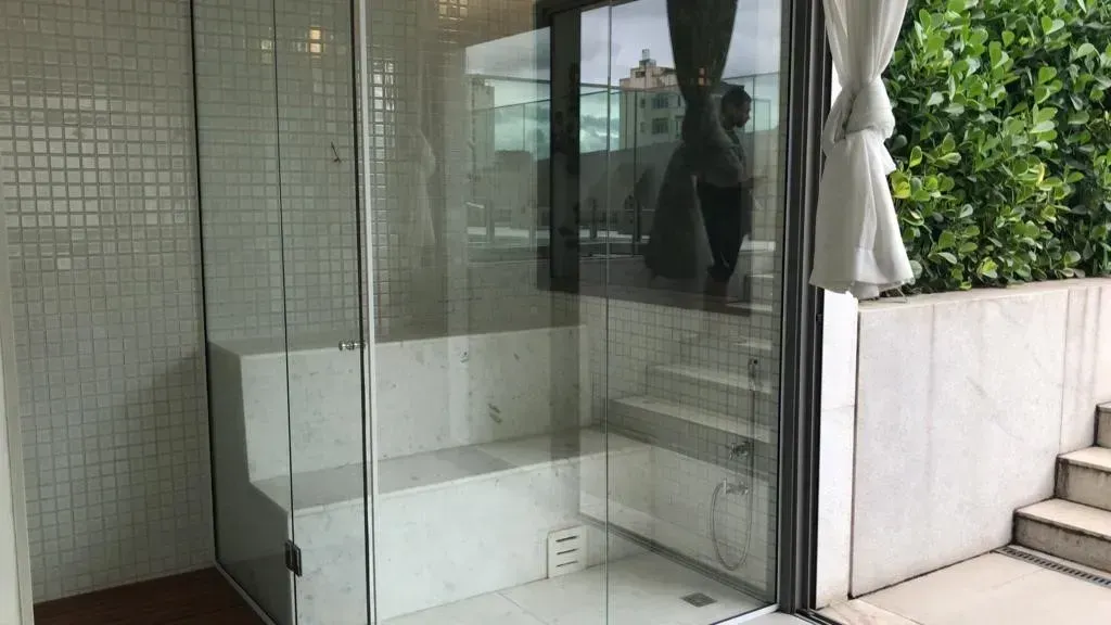 4-bedroom apartment in a building with a sauna — photo 38