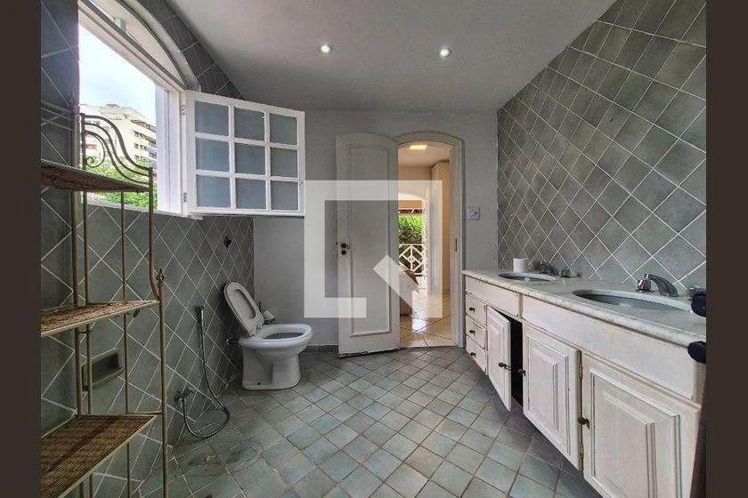 600 m² house with a washing machine and a home office — photo 34