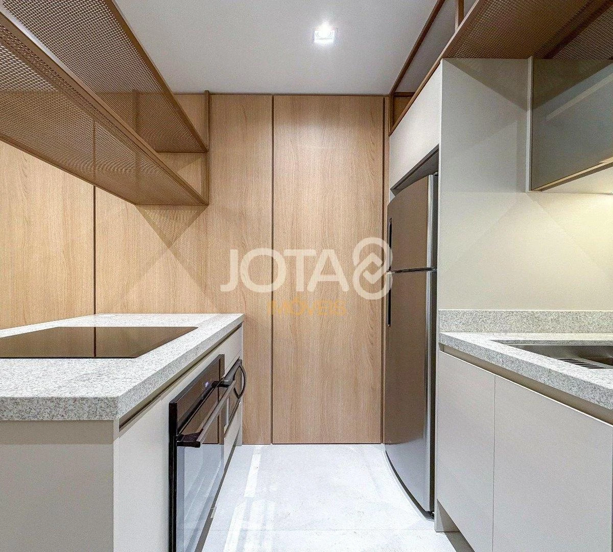 One-bedroom apartment with floor-to-ceiling windows — photo 2