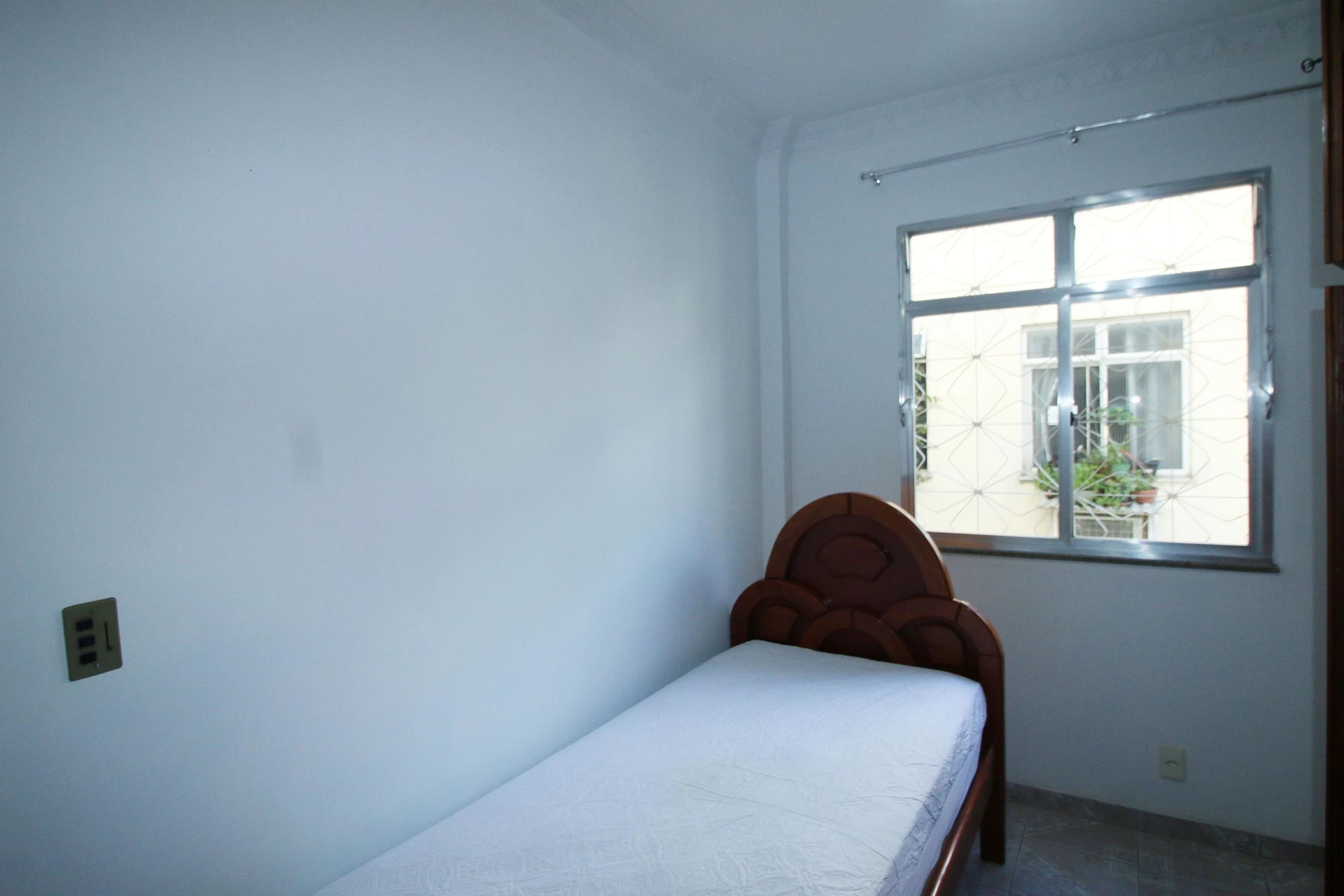 Furnished 2-bedroom apartment with 1 bathroom and glass shower — photo 8