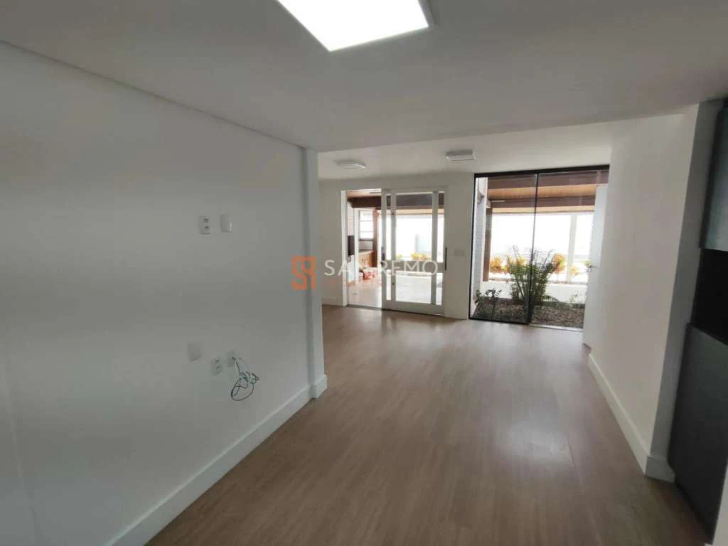 Casa com 6 quartos e piso de madeira na sala — photo 3