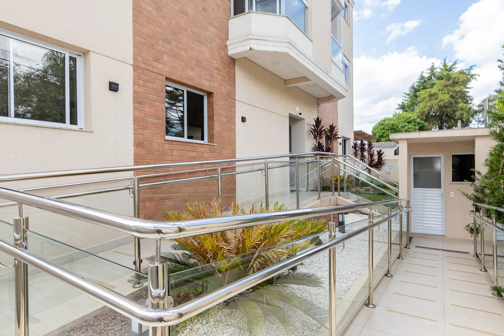 Balcony with a grill in a 2-bedroom apartment, 59 m² — photo 47
